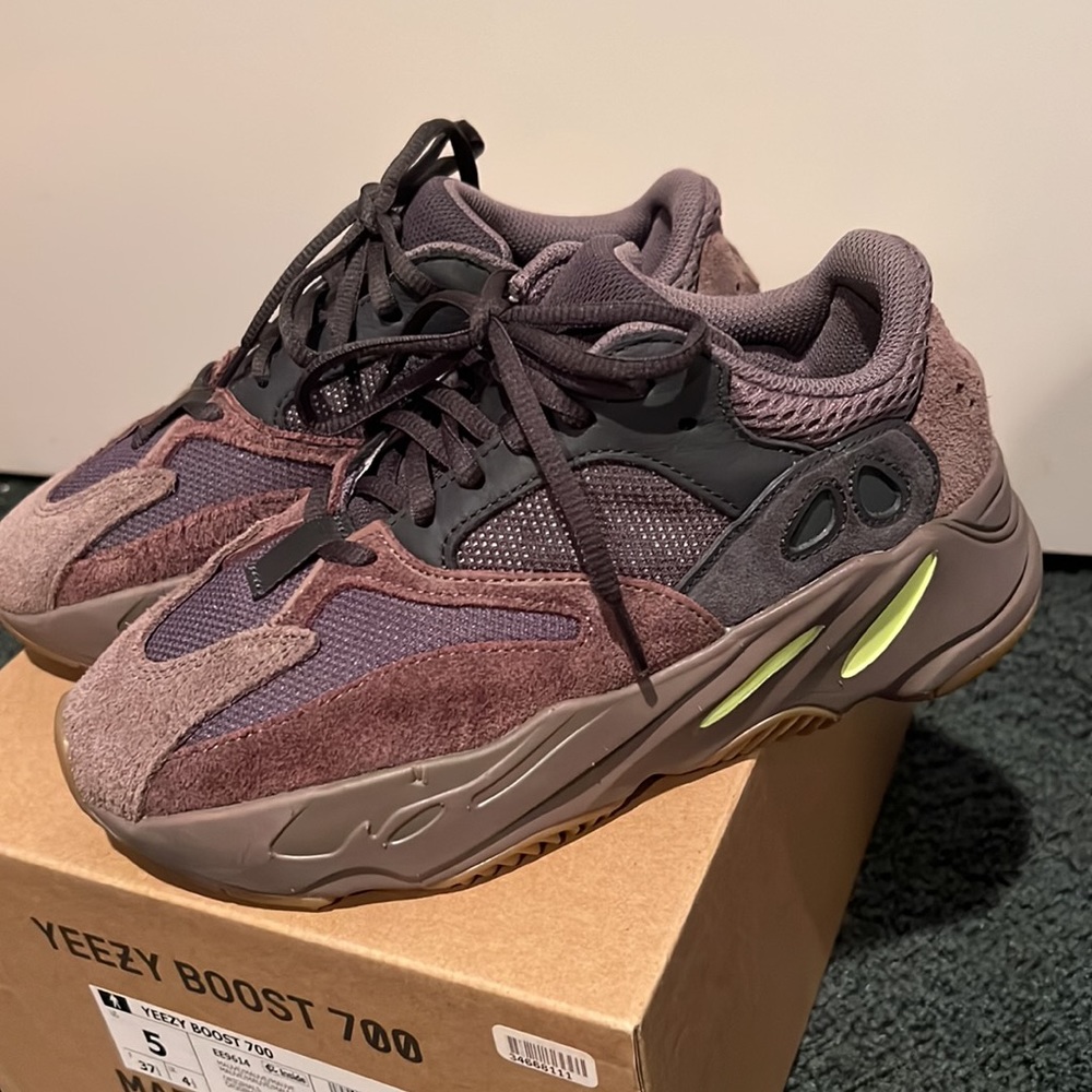 Yeezy Boost 700 - Picture 2 of 4